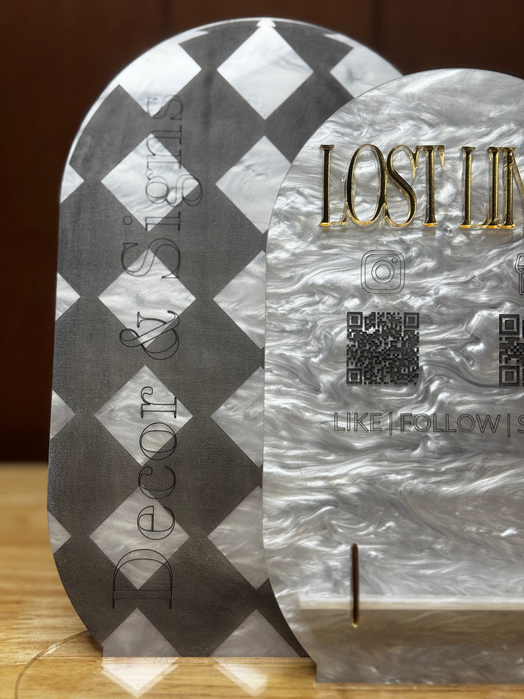 Pearl Checkered QR Business Stand